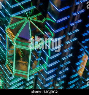 Abstract image floue d'un centre commercial moderne, autre lieu public avec un ascenseur en verre lumineux, moderne, rétro-éclairage vif fond carré pour la conception. M Banque D'Images