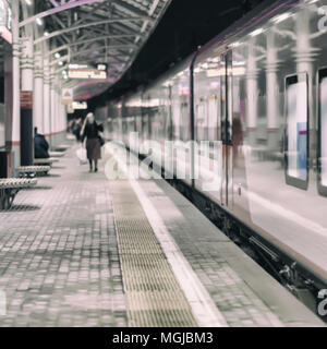 Gare de métro, la nuit, au crépuscule, l'arrêt du train de voyageurs. Méconnaissable girl va sur la plate-forme. Transport de passagers, le style de vie. Banque D'Images