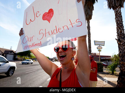 Des centaines d'enseignants, le personnel et les supporters le long rallye East Broadway Boulevard pendant une Stand-Out le 25 avril 2018, Tucson, Arizona, USA. Les enseignants p Banque D'Images