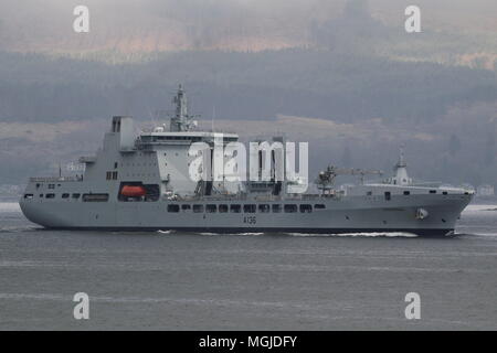 RFA Tidespring (A136), un pétrolier de classe marée utilisés par la Royal Fleet Auxiliary, passant Gourock à l'arrivée pour l'exercice Joint Warrior 18-1. Banque D'Images