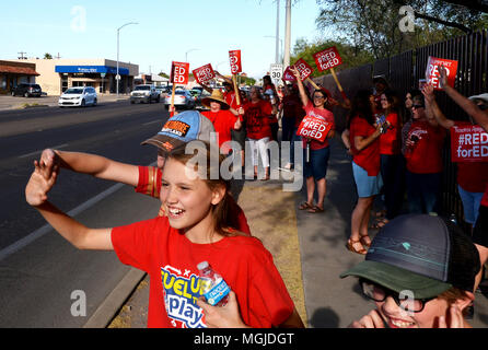 Des centaines d'enseignants, le personnel et les supporters le long rallye East Broadway Boulevard pendant une Stand-Out le 25 avril 2018, Tucson, Arizona, USA. Les enseignants p Banque D'Images