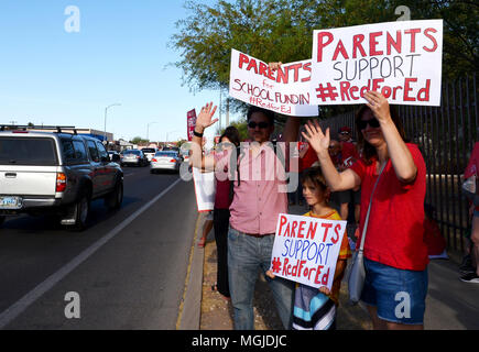 Des centaines d'enseignants, le personnel et les supporters le long rallye East Broadway Boulevard pendant une Stand-Out le 25 avril 2018, Tucson, Arizona, USA. Les enseignants p Banque D'Images