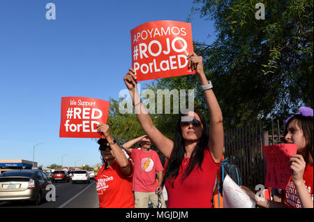 Des centaines d'enseignants, le personnel et les supporters le long rallye East Broadway Boulevard pendant une Stand-Out le 25 avril 2018, Tucson, Arizona, USA. Les enseignants p Banque D'Images