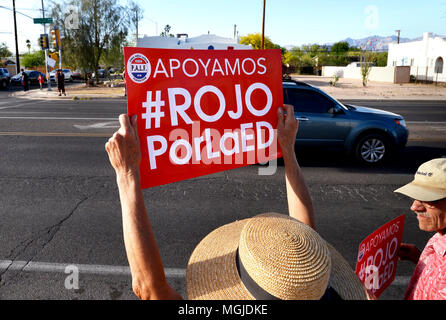 Des centaines d'enseignants, le personnel et les supporters le long rallye East Broadway Boulevard pendant une Stand-Out le 25 avril 2018, Tucson, Arizona, USA. Les enseignants p Banque D'Images