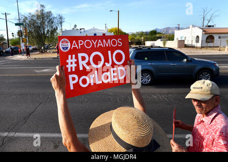 Des centaines d'enseignants, le personnel et les supporters le long rallye East Broadway Boulevard pendant une Stand-Out le 25 avril 2018, Tucson, Arizona, USA. Les enseignants p Banque D'Images