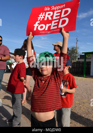Des centaines d'enseignants, le personnel et les supporters le long rallye East Broadway Boulevard pendant une Stand-Out le 25 avril 2018, Tucson, Arizona, USA. Les enseignants p Banque D'Images