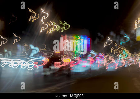 Très fond flou avec les lumières des voitures au crépuscule sur la route de ville. Concept de transport. Auto, ville des lumières de rue et la vitesse Banque D'Images