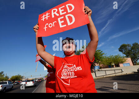 Des centaines d'enseignants, le personnel et les supporters le long rallye East Broadway Boulevard pendant une Stand-Out le 25 avril 2018, Tucson, Arizona, USA. Les enseignants p Banque D'Images