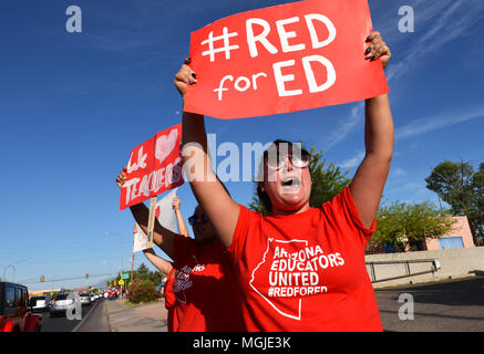 Des centaines d'enseignants, le personnel et les supporters le long rallye East Broadway Boulevard pendant une Stand-Out le 25 avril 2018, Tucson, Arizona, USA. Les enseignants p Banque D'Images