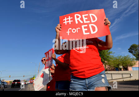 Des centaines d'enseignants, le personnel et les supporters le long rallye East Broadway Boulevard pendant une Stand-Out le 25 avril 2018, Tucson, Arizona, USA. Les enseignants p Banque D'Images