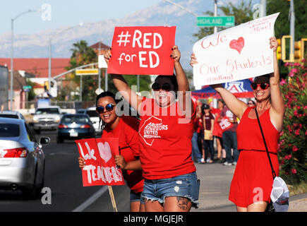Des centaines d'enseignants, le personnel et les supporters le long rallye East Broadway Boulevard pendant une Stand-Out le 25 avril 2018, Tucson, Arizona, USA. Les enseignants p Banque D'Images