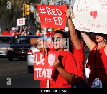 Des centaines d'enseignants, le personnel et les supporters le long rallye East Broadway Boulevard pendant une Stand-Out le 25 avril 2018, Tucson, Arizona, USA. Les enseignants p Banque D'Images