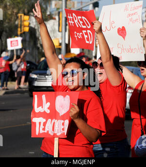Des centaines d'enseignants, le personnel et les supporters le long rallye East Broadway Boulevard pendant une Stand-Out le 25 avril 2018, Tucson, Arizona, USA. Les enseignants p Banque D'Images