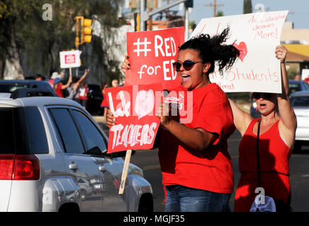 Des centaines d'enseignants, le personnel et les supporters le long rallye East Broadway Boulevard pendant une Stand-Out le 25 avril 2018, Tucson, Arizona, USA. Les enseignants p Banque D'Images
