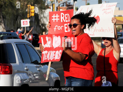 Des centaines d'enseignants, le personnel et les supporters le long rallye East Broadway Boulevard pendant une Stand-Out le 25 avril 2018, Tucson, Arizona, USA. Les enseignants p Banque D'Images