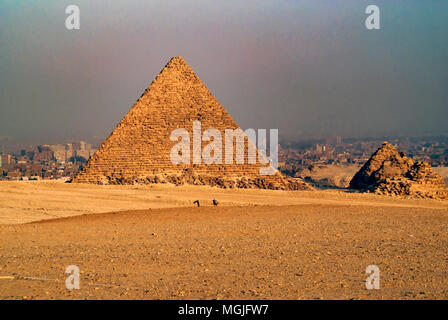 Pyramide de Mykérinos (Menkaourê) et les trois petites pyramides de la Reine. Le Caire, Égypte en arrière-plan. Banque D'Images