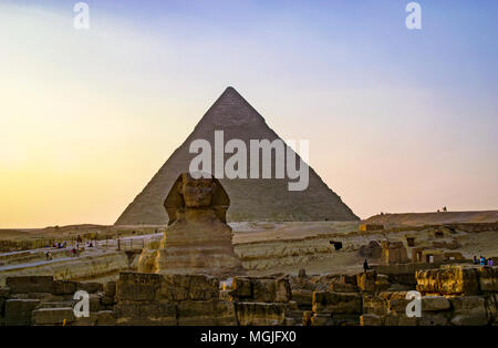 Sphinx devant la pyramide de Khéphren (Khafré). Egypte, Caire, Giza Banque D'Images