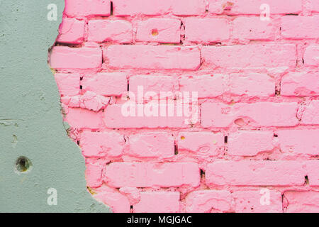 Beau résumé fond de béton et la texture du mur de briques peint en rose avec en fond urbain de l'espace pour le texte. Sur le mur en briques endommagées Banque D'Images