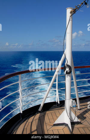 Vue sur l'arrière du rail de croisière en mer des Caraïbes, Banque D'Images