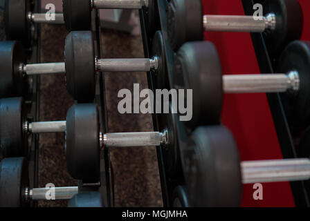 Nombre d'haltères courtes sur le rack Banque D'Images