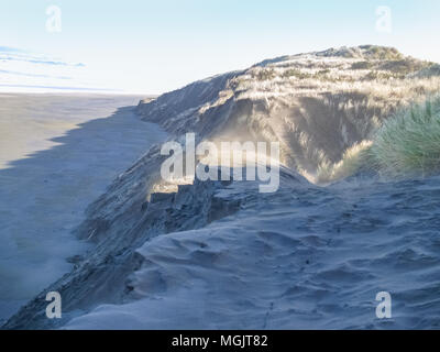 Le vent a balayé les dunes de sable de la côte ouest avec ombre sur beach Raglan, Nouvelle-Zélande Banque D'Images