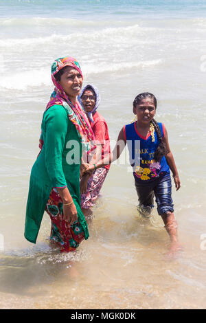 MASI MAGAM FESTIVAL, PUDUCHERY, Pondichery, Tamil Nadu, Inde - 1 mars 2018. Groupe de pèlerins indiens femmes hommes non identifiés se baigner dans la mer, sur Banque D'Images