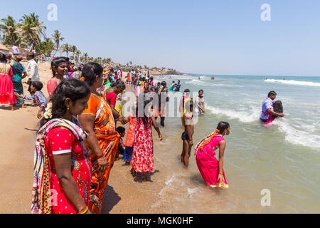 MASI MAGAM FESTIVAL, PUDUCHERY, Pondichery, Tamil Nadu, Inde - 1 mars 2018. Groupe de pèlerins indiens femmes hommes non identifiés se baigner dans la mer, sur Banque D'Images