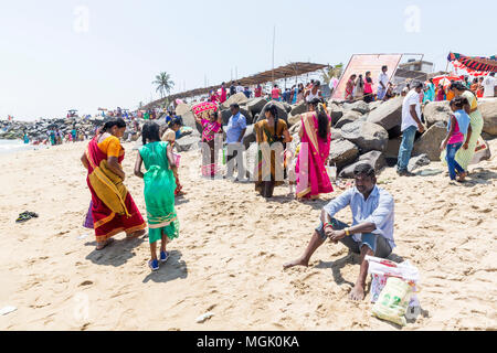 MASI MAGAM FESTIVAL, PUDUCHERY, Pondichery, Tamil Nadu, Inde - 1 mars 2018. Groupe de pèlerins indiens femmes hommes non identifiés se baigner dans la mer, sur Banque D'Images