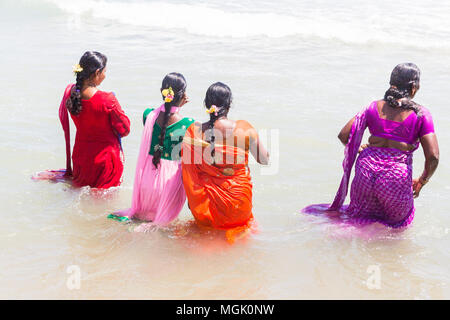 MASI MAGAM FESTIVAL, PUDUCHERY, Pondichery, Tamil Nadu, Inde - 1 mars 2018. Groupe de pèlerins indiens femmes hommes non identifiés se baigner dans la mer, sur Banque D'Images