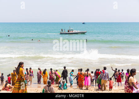 MASI MAGAM FESTIVAL, PUDUCHERY, Pondichery, Tamil Nadu, Inde - 1 mars 2018. Groupe de pèlerins indiens femmes hommes non identifiés se baigner dans la mer, sur Banque D'Images