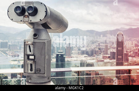 Télescope binoculaire pour l'observation de la ville de Hong Kong vue de Victoria Peak. Photo aux tons colorés Banque D'Images