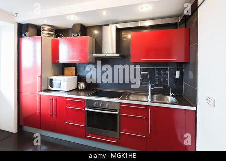 Cuisine moderne intérieur. Noir, rouge et blanc Banque D'Images