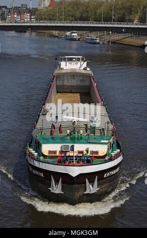 Bremen, Allemagne - 27 avril 2018 - vue avant d'un navire de pêche côtière sur la rivière Weser se dirigeant droit vers l'observateur Banque D'Images