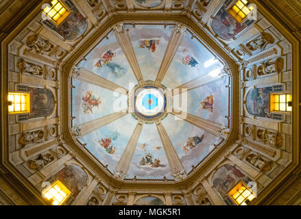 Vue intérieure de la Basilique de Santa Margherita à Montefiascone, province de Viterbe, Latium, Italie centrale. Banque D'Images