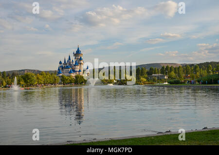 Château féerique dans Sazova Park, Eskisehir, Turquie Banque D'Images