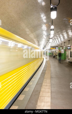 Tôt le matin, les navetteurs s'écarter l'une des fréquentes métro (U-Bahn) entraîne au Musée Märkisches dans le centre de la capitale allemande de Berlin. Banque D'Images