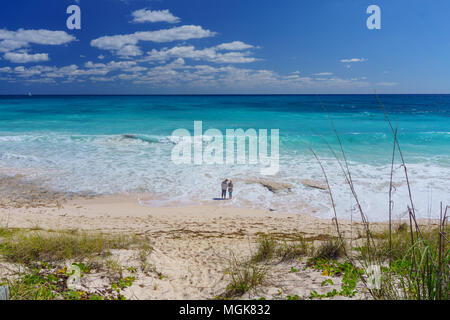 L'espoir, la ville de Nassau, Bahamas - deux personnes marcher main dans la main le long du surf sur la plage de l'Atlantique d'Elbow Cay Banque D'Images