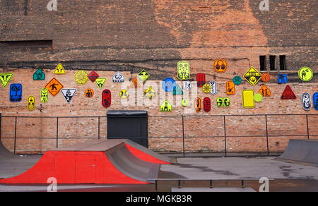 Detroit, Michigan / USA- April 6th, 2018 : vide skatepark le centre-ville de Détroit avec des signes sur le mur de brique brune.un mur de briques. Banque D'Images