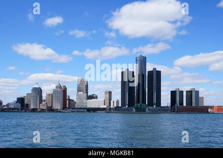 Detroit Renaissance Center pendant une journée magnifique vue depuis Windsor, Ontario, Canada. Banque D'Images