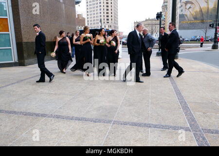 Detroit, Michigan/USA - avril 7th, 2018 : le centre-ville de Detroit, un photoshoot pour un mariage au cours d'une très froid samedi d'avril. Banque D'Images