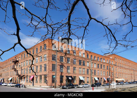 Detroit, Michigan/USA - avril 7th, 2018 : sur la rue de fer, une ancienne usine pharmaceutique recyclé dans la mezzanine. Banque D'Images