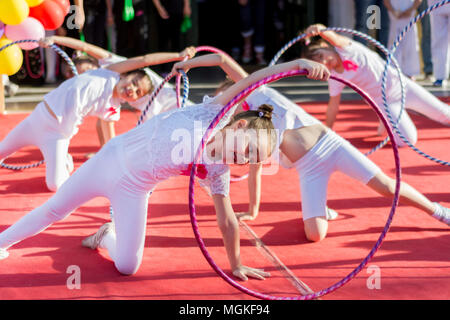 Nis, Serbie - 27 avril, 2018 petites filles avec cerceau pour world dance day in city square. Jour Danse et gymnastique concept. Focus sélectif. Banque D'Images