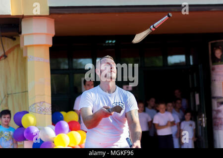 Nis, Serbie - Avril 27, 2018 : Man juggling avec couteaux sur scène. Close up, selective focus Banque D'Images