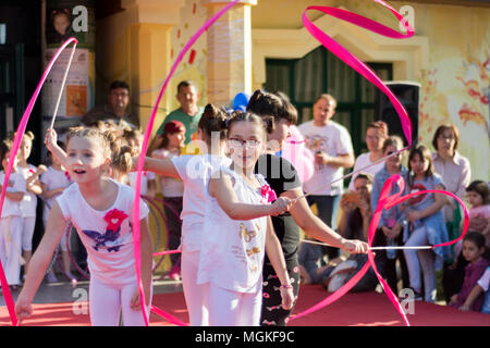 Nis, Serbie - Avril 27, 2018 : Petite filles dansant avec ruban coloré sur scène. Journée mondiale de la danse fête. Selective focus Banque D'Images