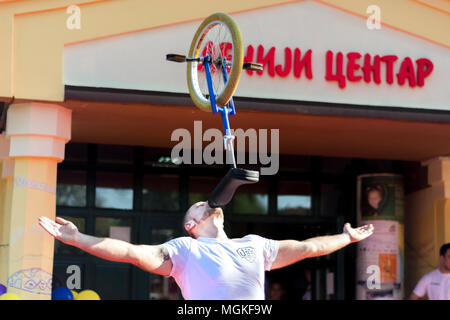 Nis, Serbie - Avril 27, 2018 : un homme fort avec la bouche en monocycle sur scène. Selective focus, Close up Banque D'Images