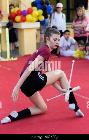 Nis, Serbie - Avril 27, 2018 : young woman juggling de bâton sur scène publique. Selective focus Banque D'Images