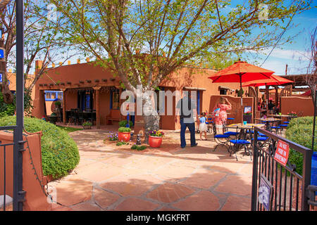 Les gens à Josefina's Old Gate Cafe dans la rue de La Guadeloupe à Las Cruces NM Banque D'Images