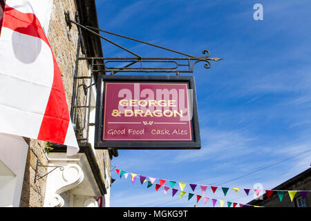 The George & Dragon pendaison enseigne de pub dans le pittoresque village de Wray dans Lancaster, UK Banque D'Images