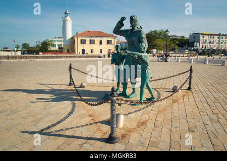 Dei marinai' 'Sposent, une statue en bronze de l'artiste Quinto Pagliarani qui célèbre les épouses des marins, situé à Cesenatico, Italie. Banque D'Images