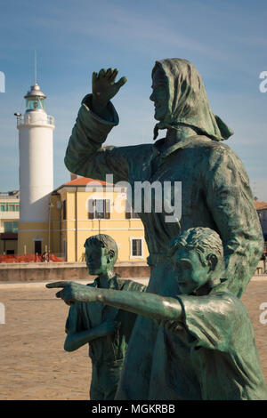 Dei marinai' 'Sposent, une statue en bronze de l'artiste Pagliarani qui célèbre les épouses des marins, situé à Cesenatico, Italie. Tir vertical. Banque D'Images